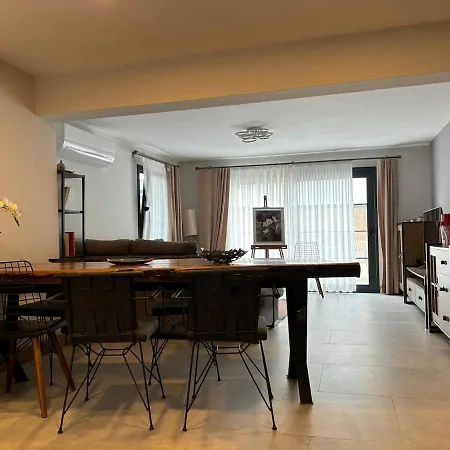 Apartment Modern Garden Flat In