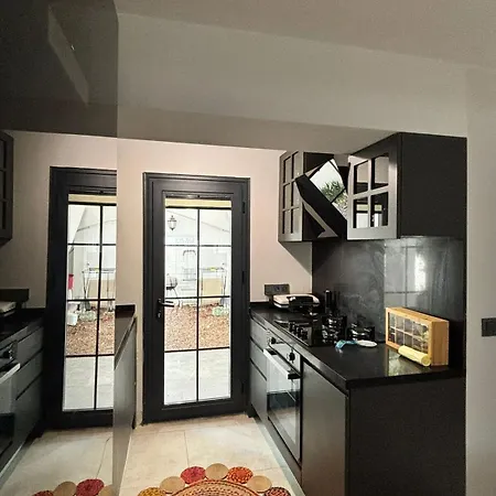Modern Garden Flat In Apartment *