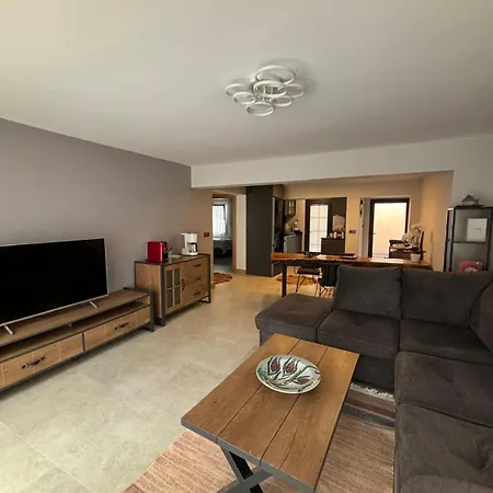 Modern Garden Flat In Apartment *