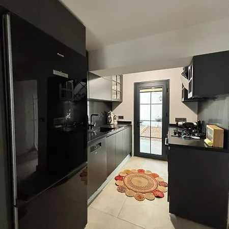 Apartment Modern Garden Flat In