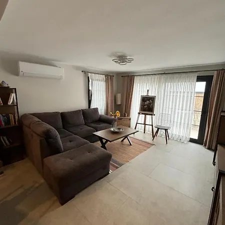Apartment Modern Garden Flat In *