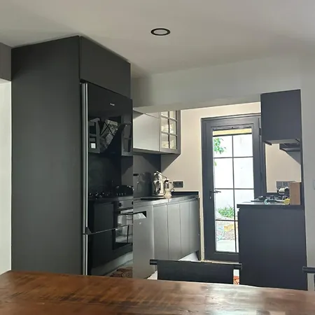 Modern Garden Flat In