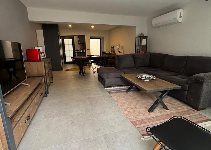 Apartment Modern Garden Flat In *