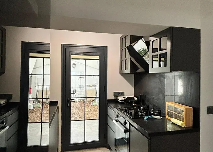 Modern Garden Flat In Apartment *