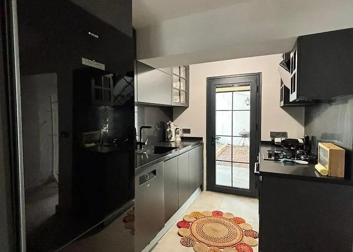 Apartment Modern Garden Flat In